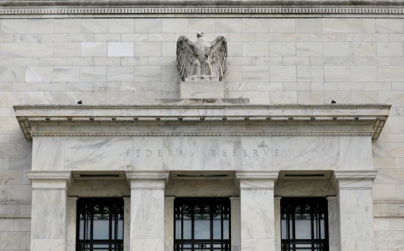 O Federal Reserve informou nesta quarta-feira que começará a reduzir suas compras mensais de títulos em novembro e tem planos de encerrá-las em 2022, mas manteve a opinião de que a inflação alta será “transitória” e provavelmente não exigirá um aumento rápido dos juros.